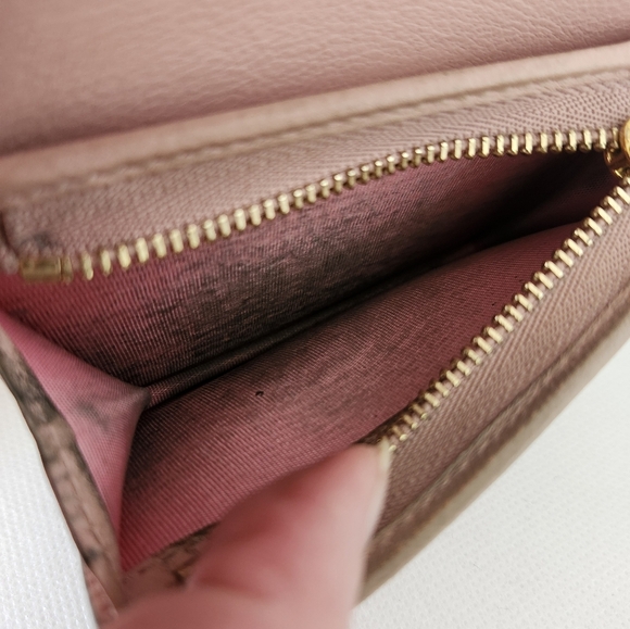 Gucci Limited Edition Cupcake Compact Wallet - Picture 14 of 16